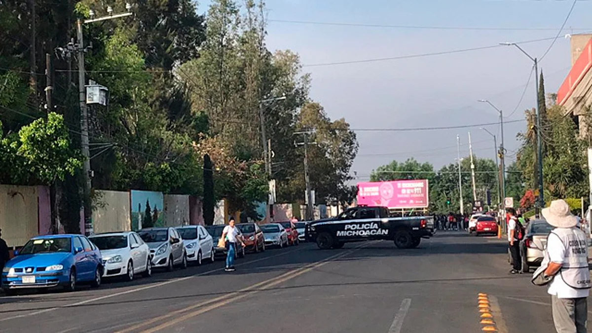 Cerrado Siervo de la Nación por normalistas en Morelia