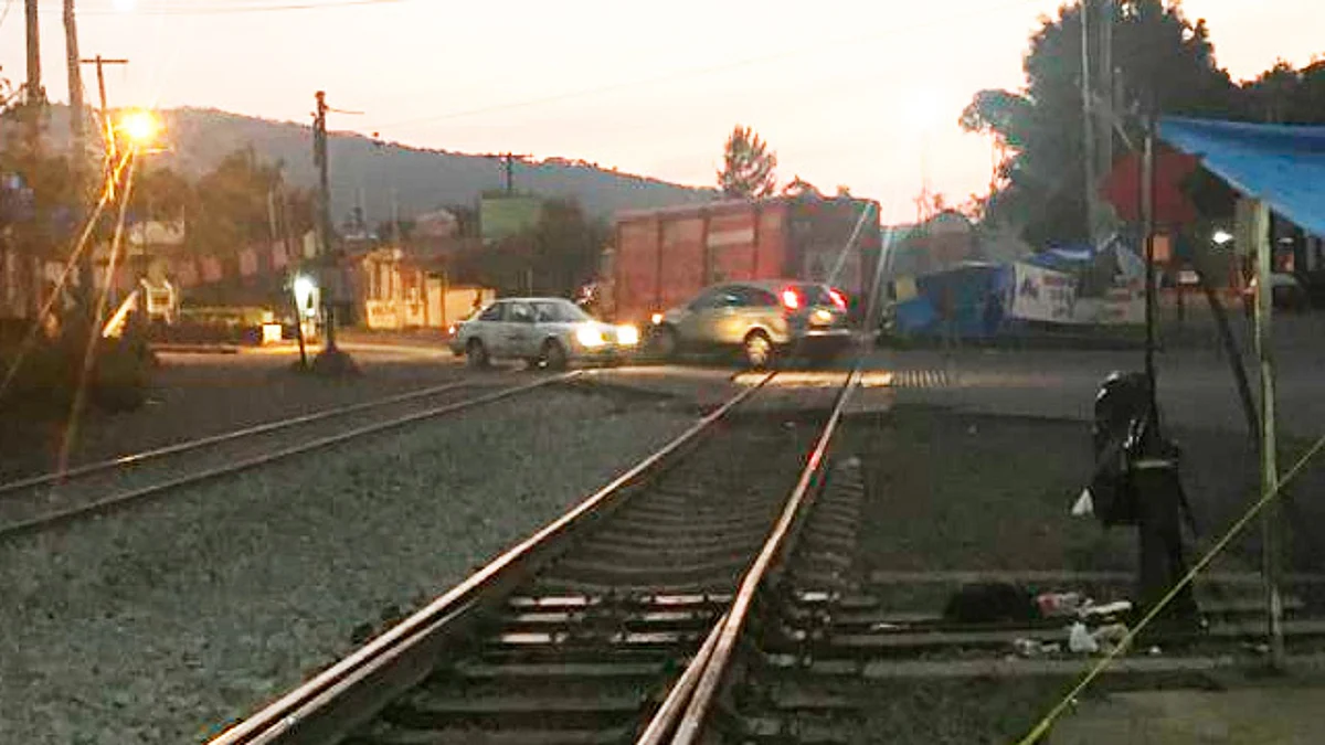 Paro en escuelas, cierre de carreteras y bloqueos en las vías del tren realizan los maestros de la CNTE