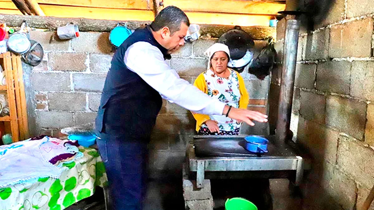 Promueve Sedesoh uso de estufas sustentables en comunidades michoacanas