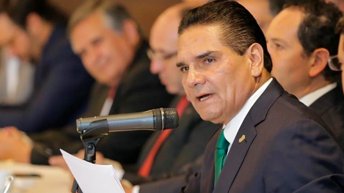 Llama gobernador a CNTE a resolver conflictos internos