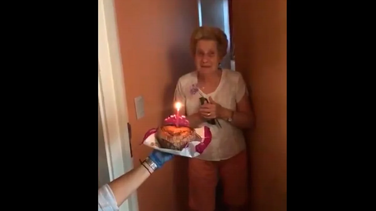Le festejan su cumple a adulta mayor que no puede salir de casa #Viral