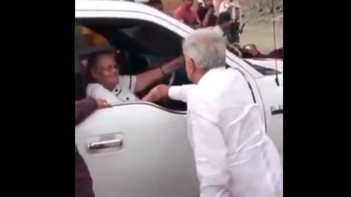 AMLO saluda de mano a la supuesta mamá de “El Chapo” Guzmán