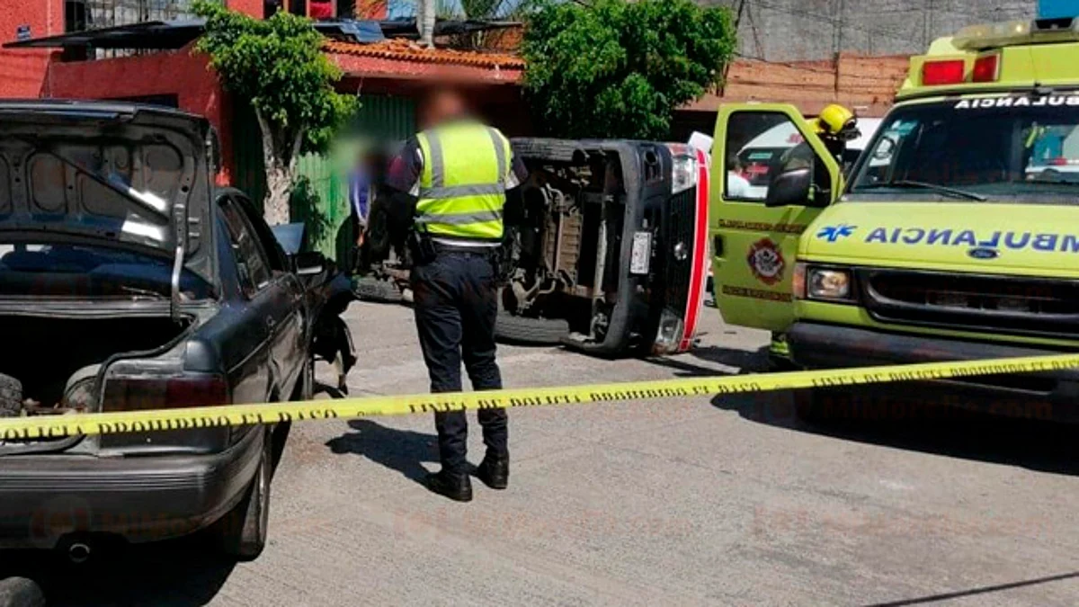 Volcadura de combi deja seis heridos, en Morelia