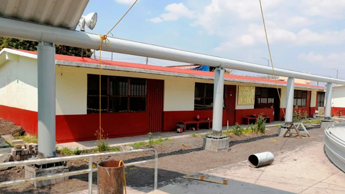 Colocan techumbre en primaria de la colonia Wenceslao Victoria Soto, Morelia