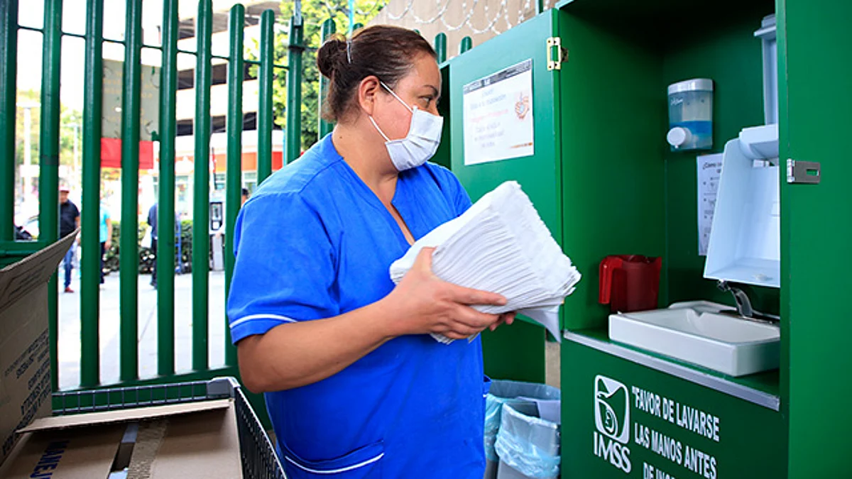 Responsabilidad y valores persisten en el personal de limpieza del IMSS