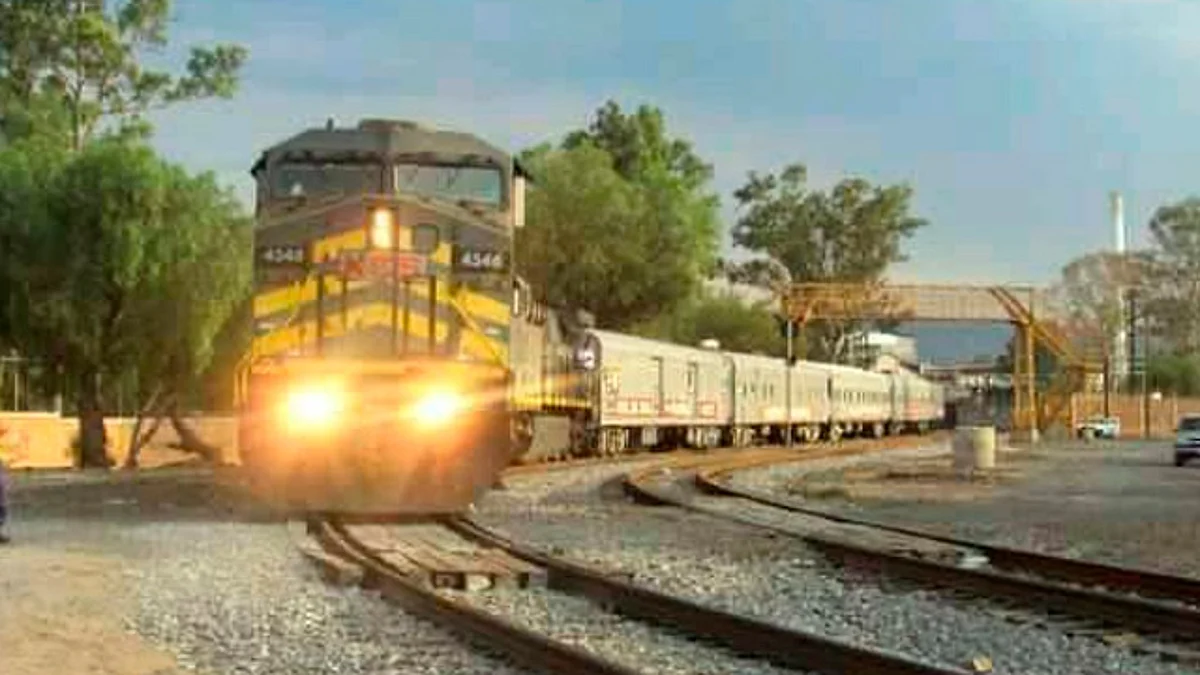 Tren atropella a persona en Morelia; genera caos vial