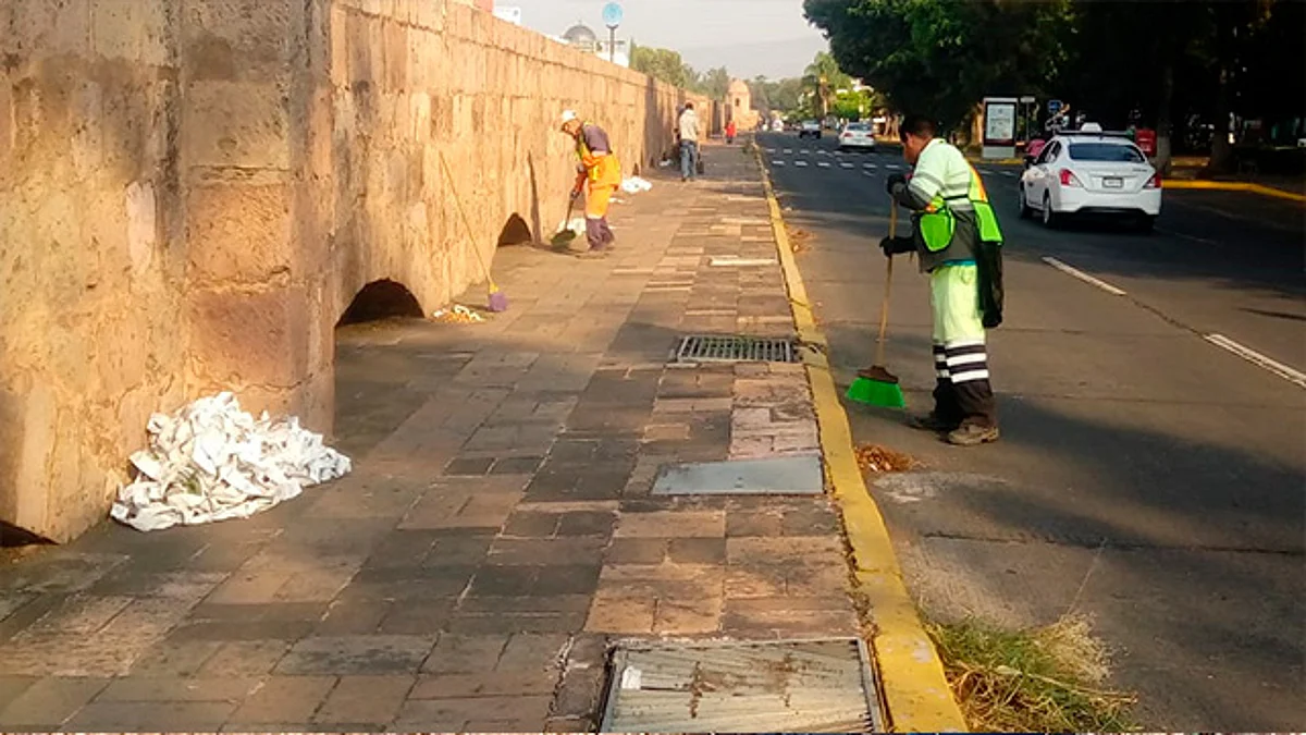 En Morelia, realizan intensa limpieza de coladeras en el Acueducto