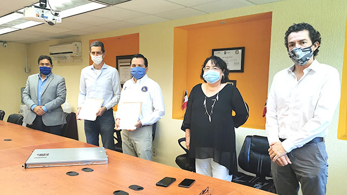 La empresa donó un servidor para desarrollo de software a la institución educativa como agradecimiento al desempeño estudiantil (Foto Cortesía)