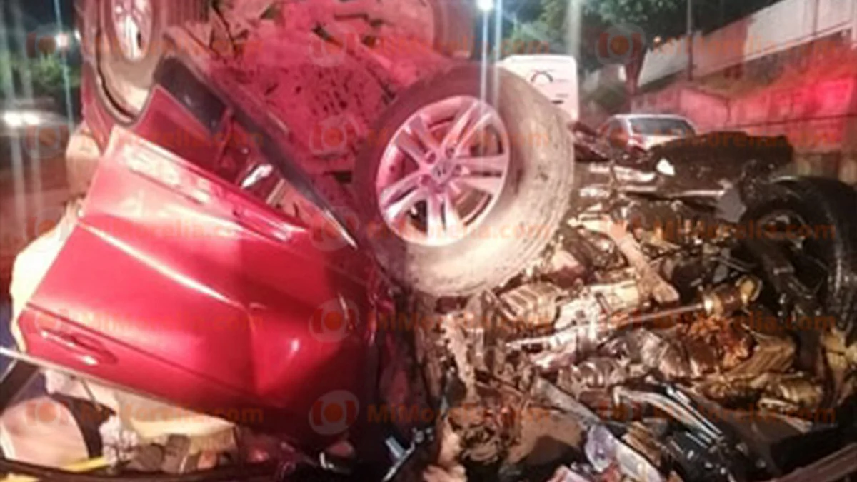 Vehículo vuelca y queda destrozado al norte de Morelia