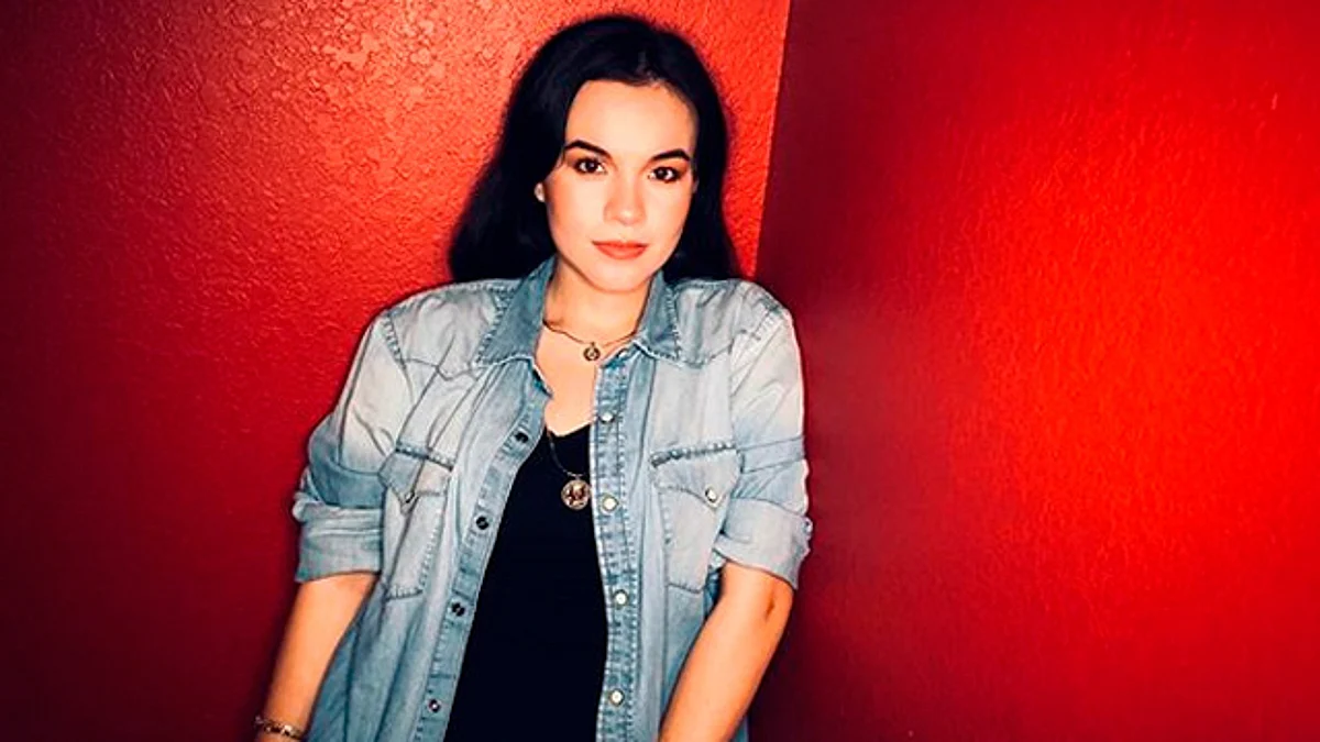 En las fotografías se observa a Sarita durante sus diferentes etapas de infancia al lado del cantante (Foto Instagram: @sari_oficial)