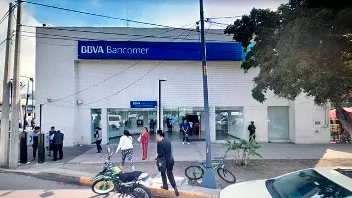 Colocan cinturón de explosivos a empleada de banco para robar 10 mdp