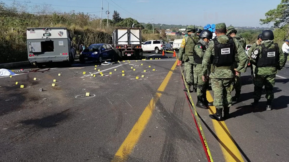 Cuatro custodios mueren tras violento robo a camioneta de valores, en Jalisco