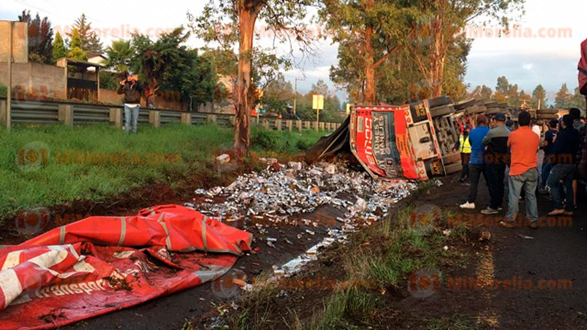 Tráiler que transportaba cerveza vuelca en la Morelia-Pátzcuaro