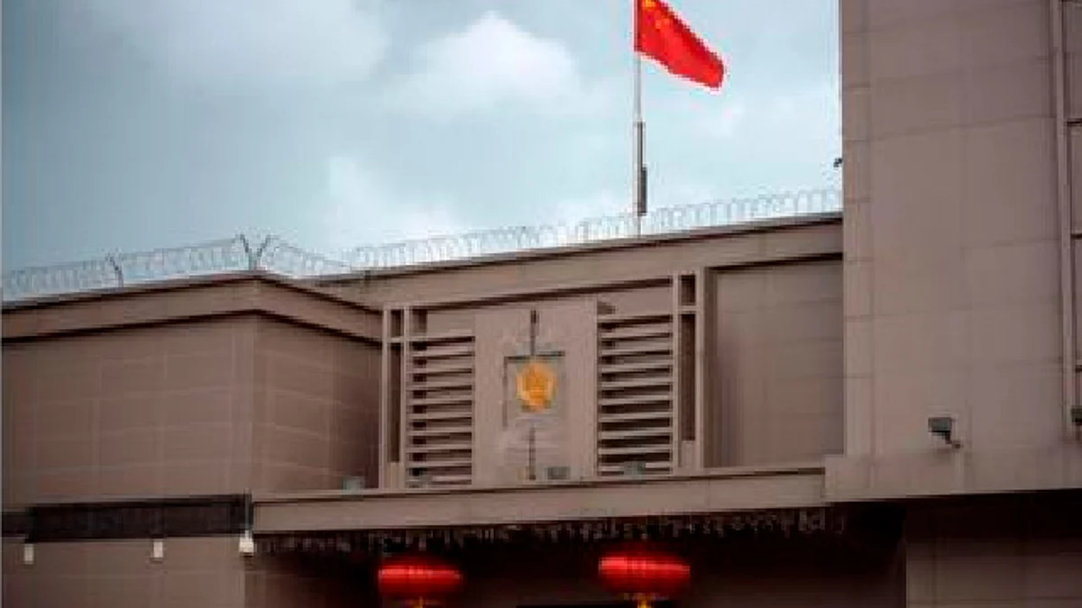 China cierra consulado estadounidense y se posesiona de las instalaciones