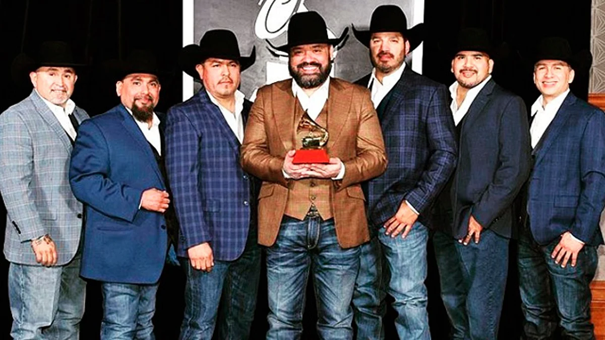 El vocalista pidió estar atento a sus redes sociales (Foto: FB/GRUPO INTOCABLE)