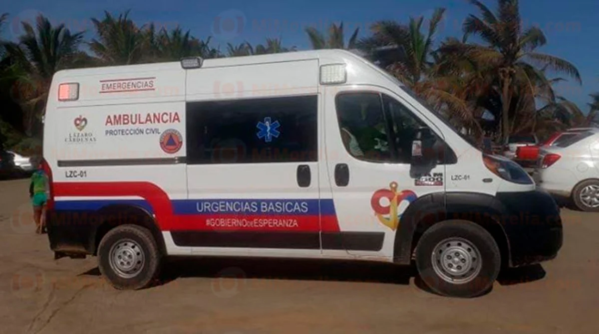 Lo rescatan de morir ahogado, en playa de Michoacán