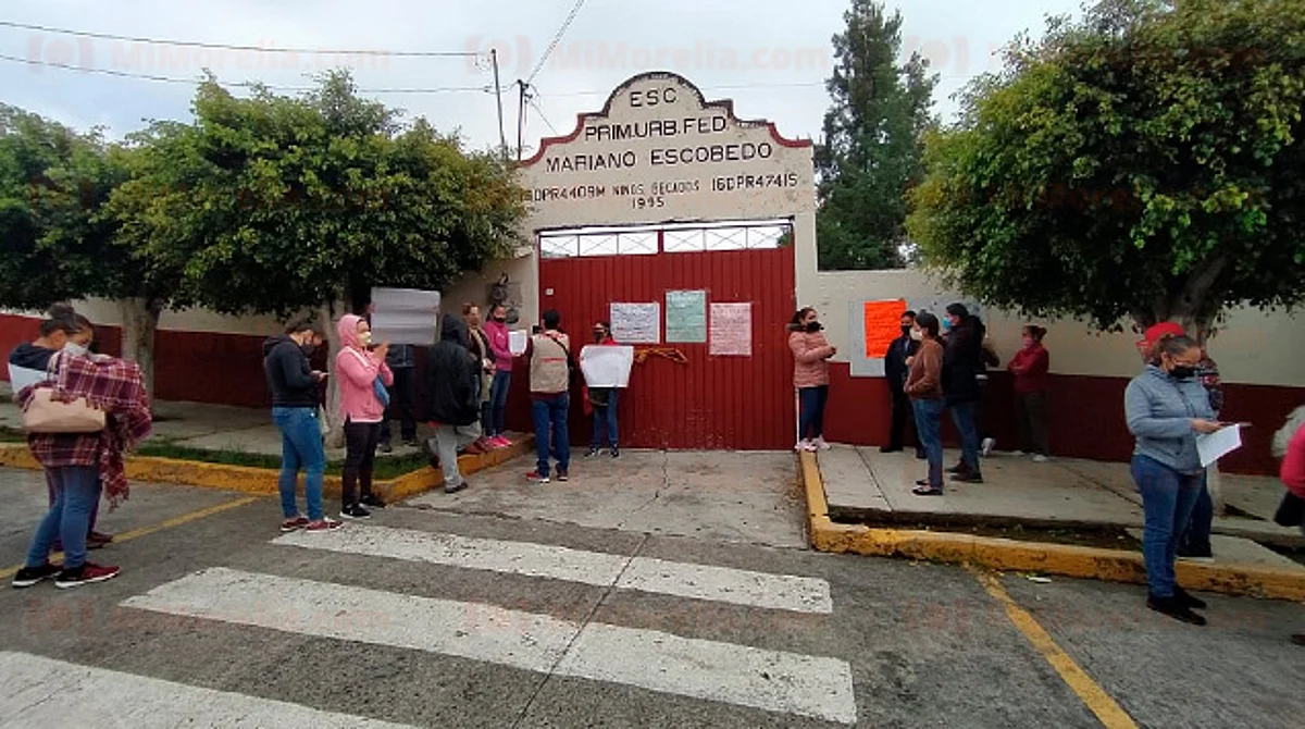 Padres de familia se manifiestan en primaria de Morelia contra cobro de cuotas