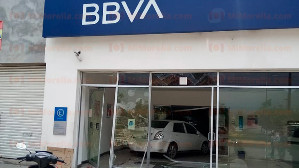 Auto es impactado por un tráiler y acaba dentro de un banco, en Apatzingán