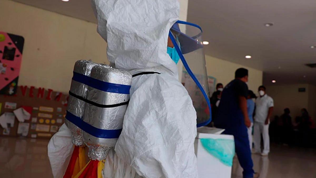 Pequeño acude a vacunarse con traje de astronauta para protegerse del coronavirus