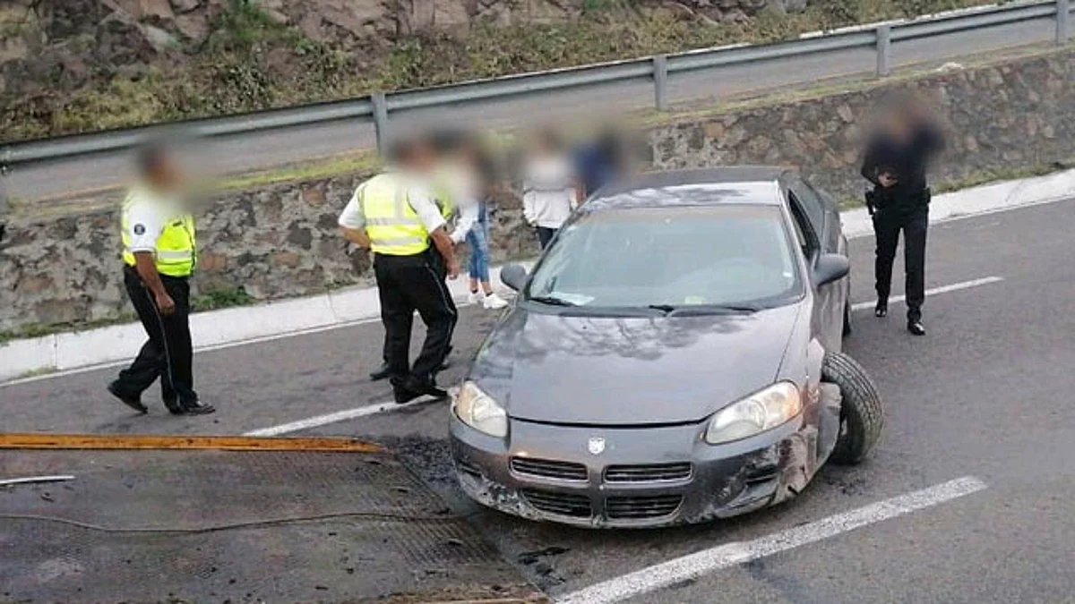 Automóvil choca contra muro de contención en la Morelia-Salamanca