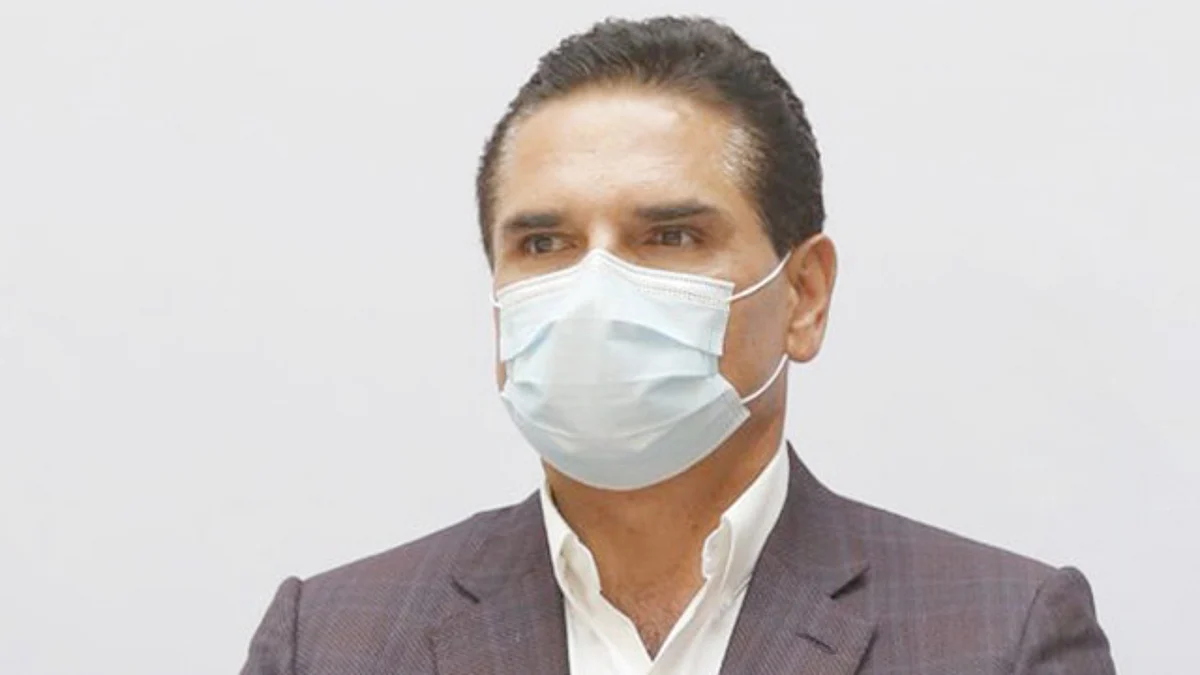 En su representación, Carlos Maldonado Mendoza, secretario de Administración y Finanzas será quien entregue el documento al Congreso del Estado (Foto twitter @Silvano_A)