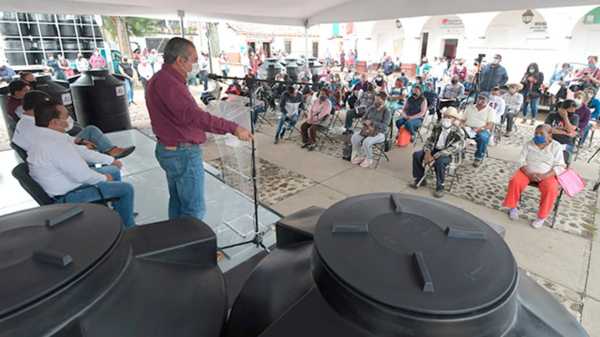 El presidente municipal aseguró que en lo que resta de su administración habrá más intervenciones, con especial atención a sus caminos (Foto Cortesía)