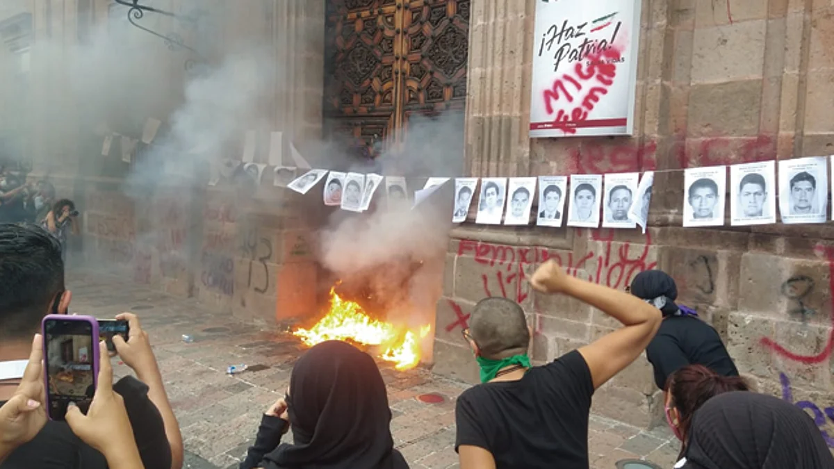 La situación provocó una agresión contra los antimotines que resguardaban el acceso a Palacio de Gobierno (Foto: JL)