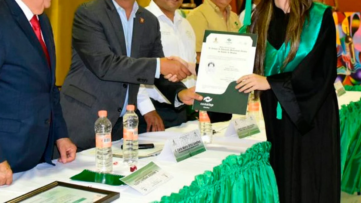 Así puedes solicitar la beca de titulación Elisa Acuña y recibir 4 mil pesos