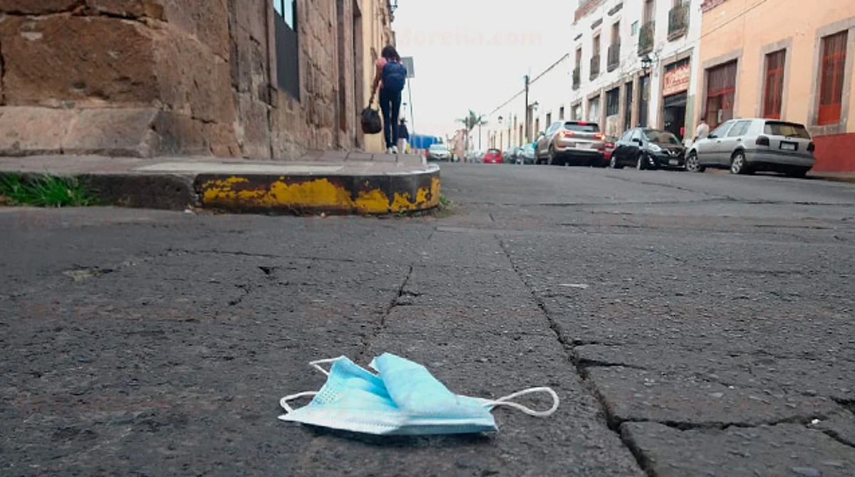 Estiman que familias tiran hasta 8 cubrebocas por semana, en Michoacán