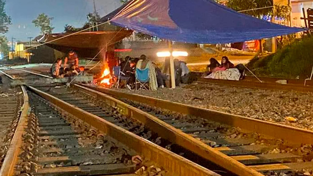 Varados en Michoacán, 14 trenes por bloqueos de CNTE y normalistas