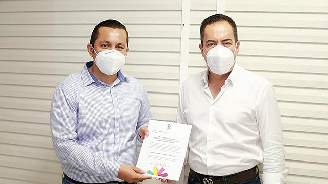 Herrera Tello entregó el nombramiento al funcionario, a quien le encomendó atender los pendientes para brindar los servicios públicos a la ciudadanía (Foto Cortesía)
