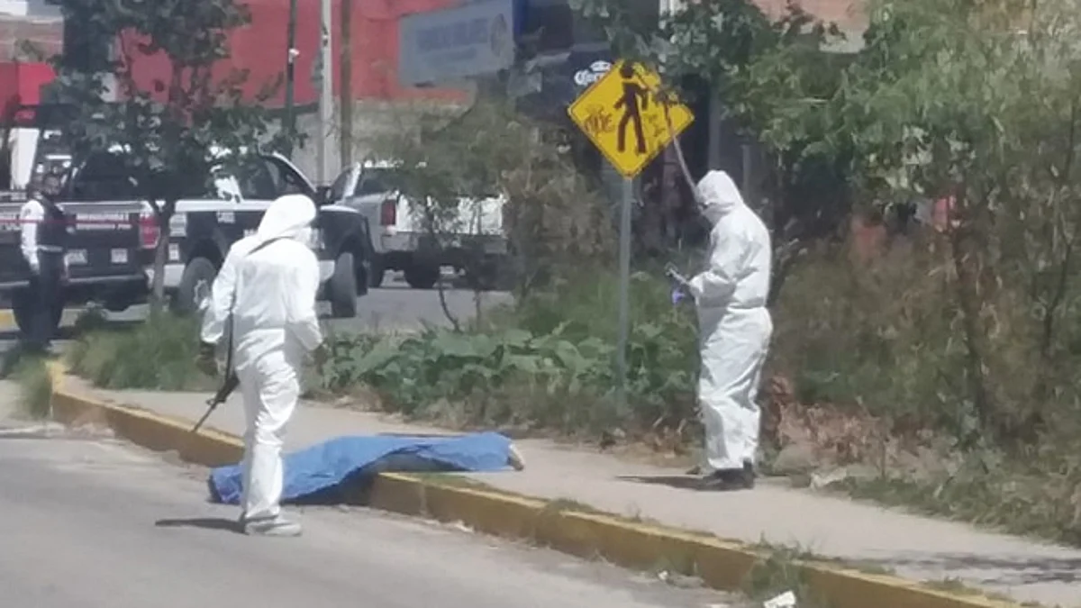 El afectado quedó tirado entre una banqueta y la carpeta asfáltica (Foto: RED-113)