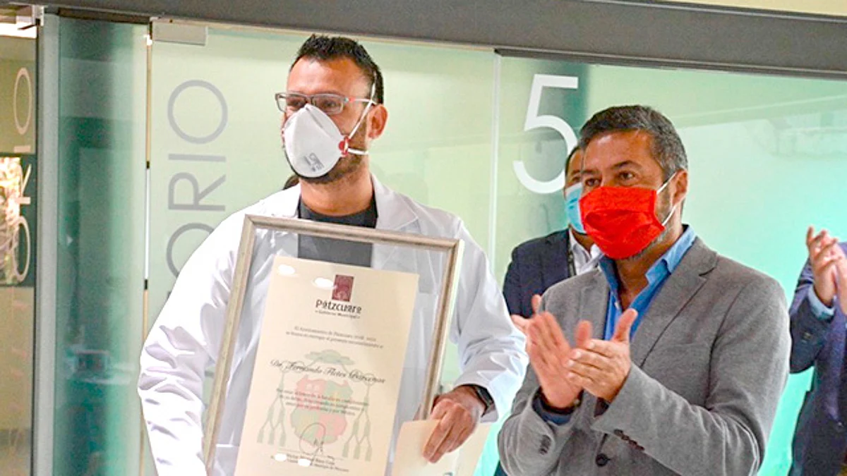 Mi admiración y reconocimiento a todos los médicos, su labor es una muestra del humanismo que caracterizó a Vasco de Quiroga, dijo Víctor Báez (Foto Cortesía)