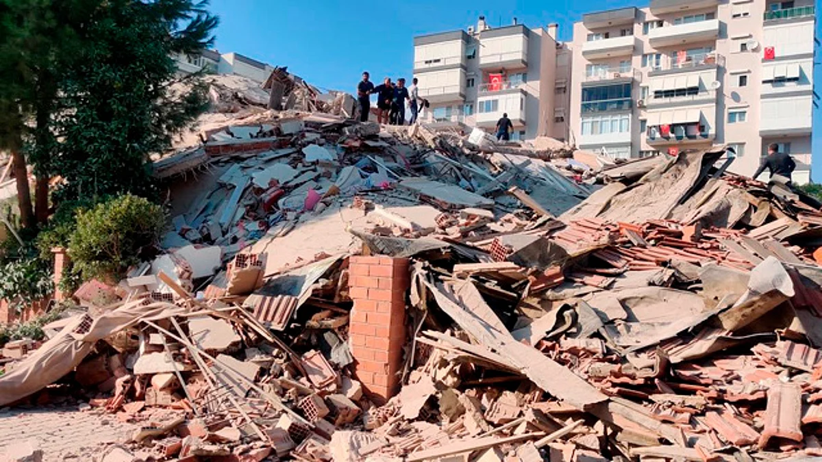 El equipo de búsqueda y rescate trabaja en la búsqueda de cuerpos entre los escombros (Foto: @RedGeoChile)