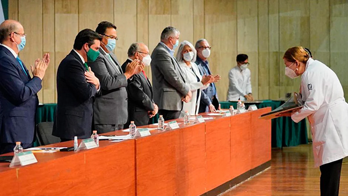 Reconocen a especialistas del IMSS por sobresalir en atención al Covid-19