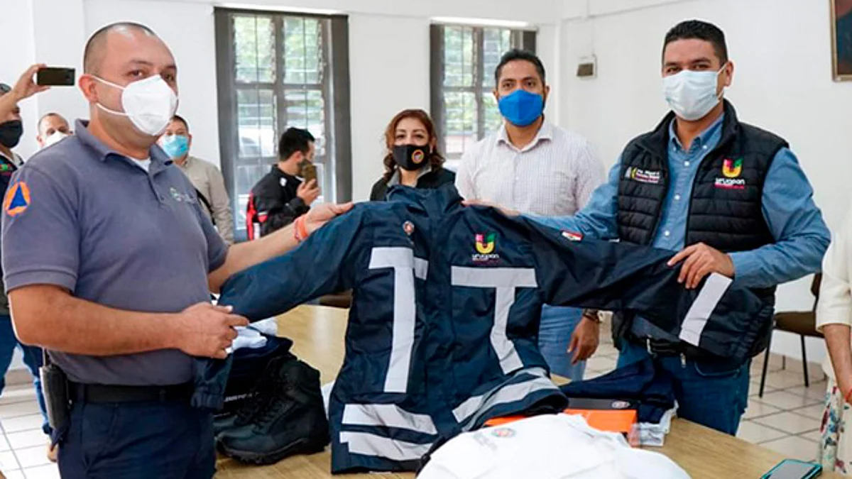 Entrega Miguel Paredes uniformes a Protección Civil de Uruapan