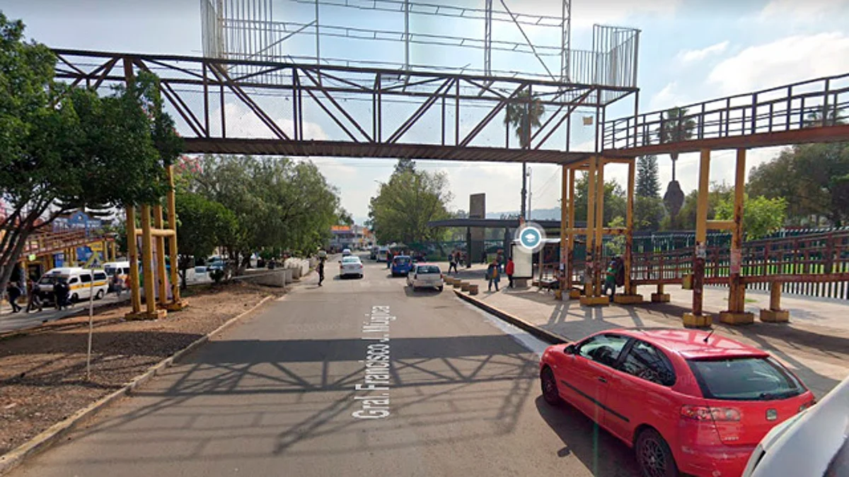 En Morelia, retiran puente peatonal ubicado frente a C.U.