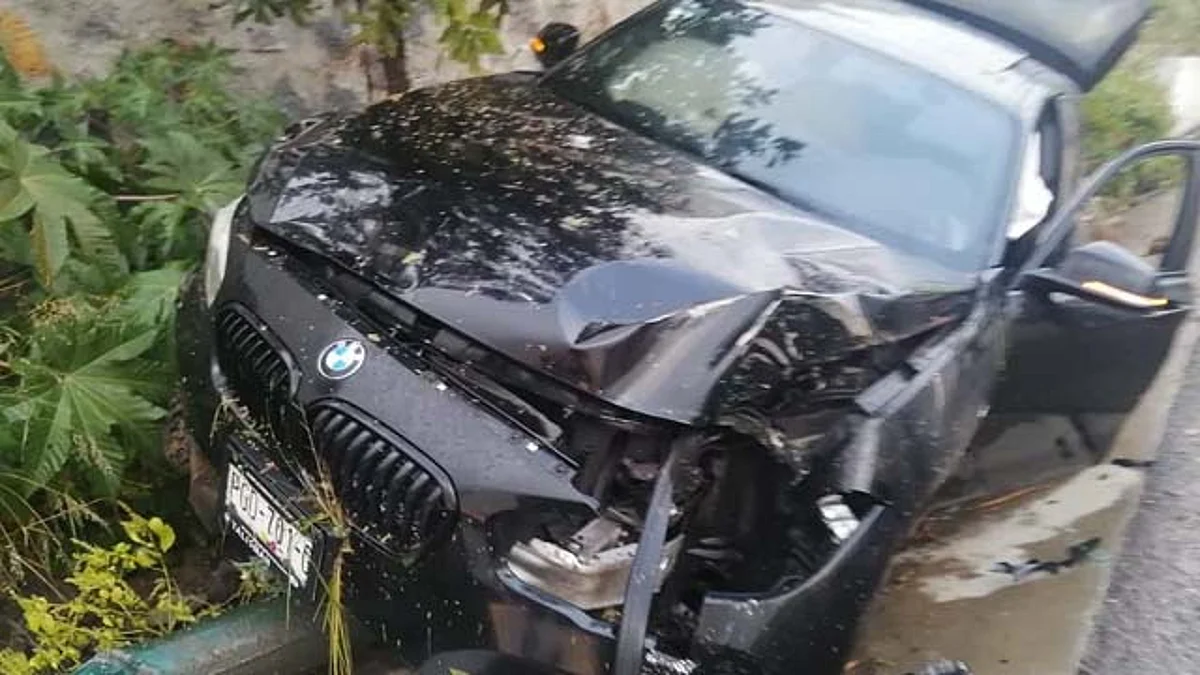 Un lujoso automóvil BMW, color negro, se estrelló contra un poste metálico del alumbrado público (Foto: RED-113)