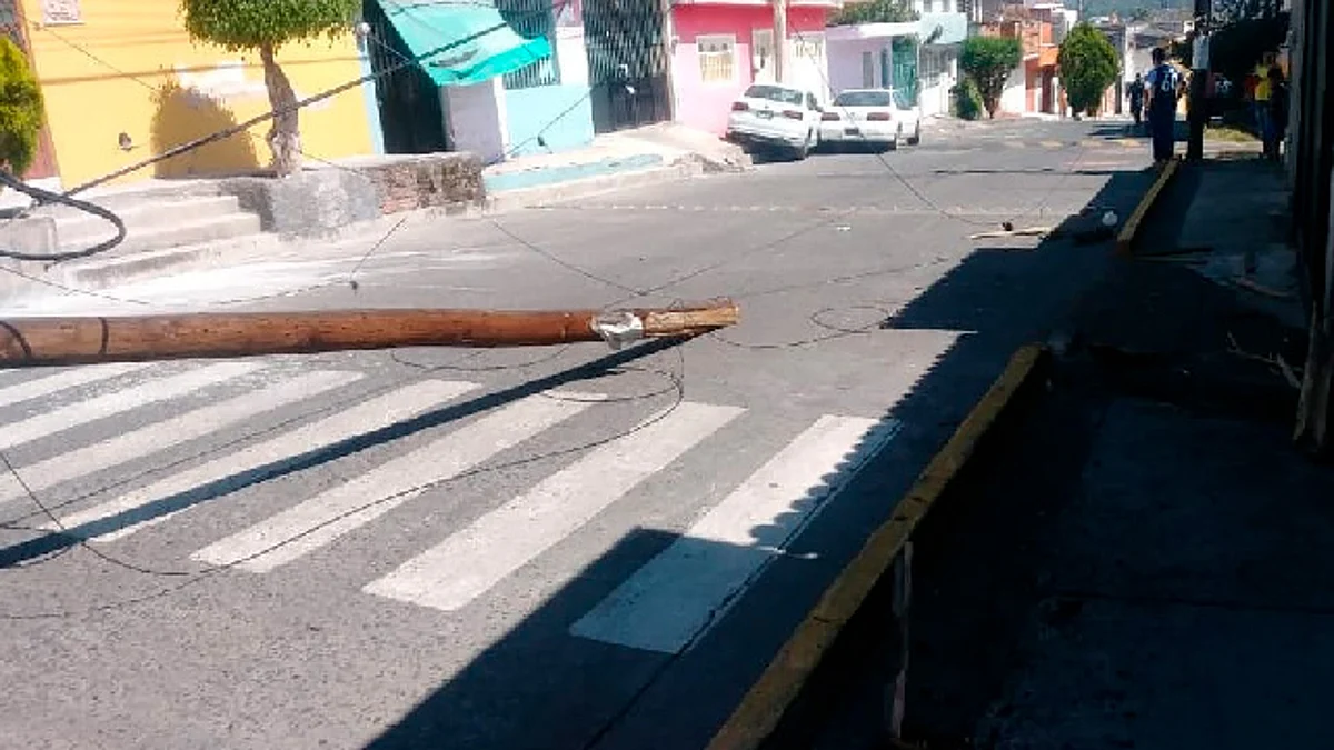 Automóvil choca contra poste de Telmex y lo derriba, en Morelia