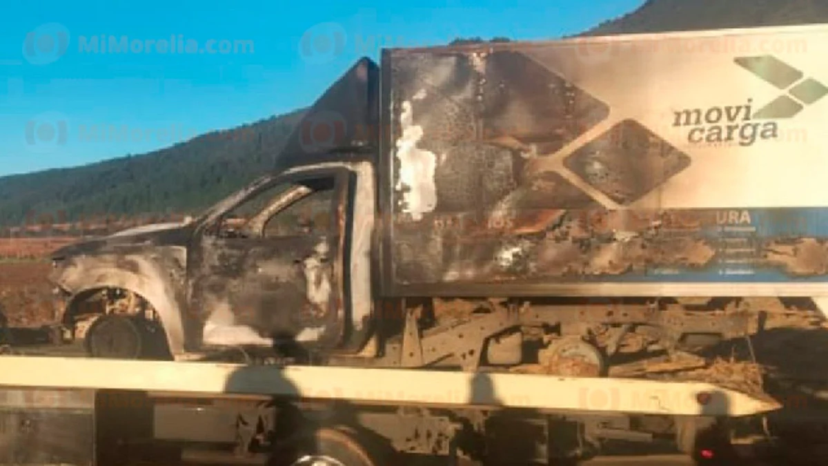 Normalistas y comuneros incendian vehículos en la Nahuatzen-Arantepacua