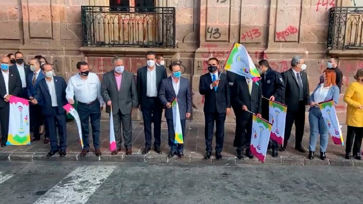 El gobernador dio el banderazo de salida del camión que transporta los víveres (Fotograma/Gobierno de Michoacán)