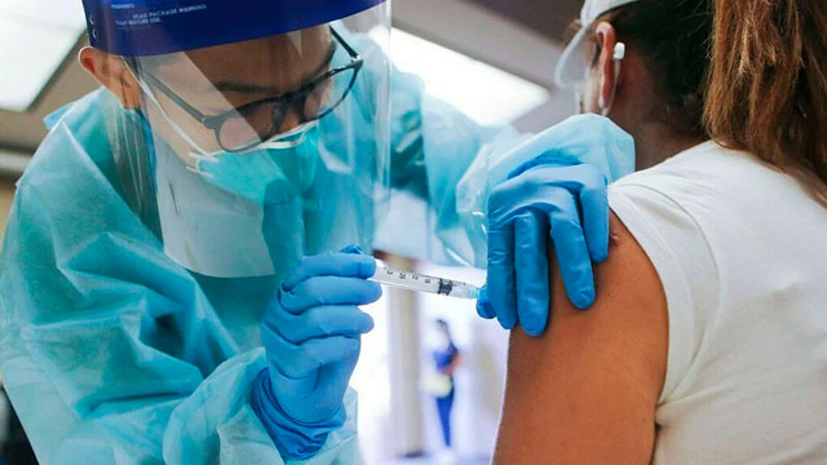 La vacuna de Moderna sólo provocó efectos secundarios en el 10% de los pacientes (Foto: @FMMasTalca)