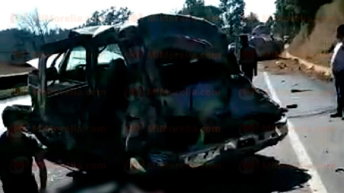 Choque de camión aguacatero contra pipa deja 3 muertos en la Siglo XXI