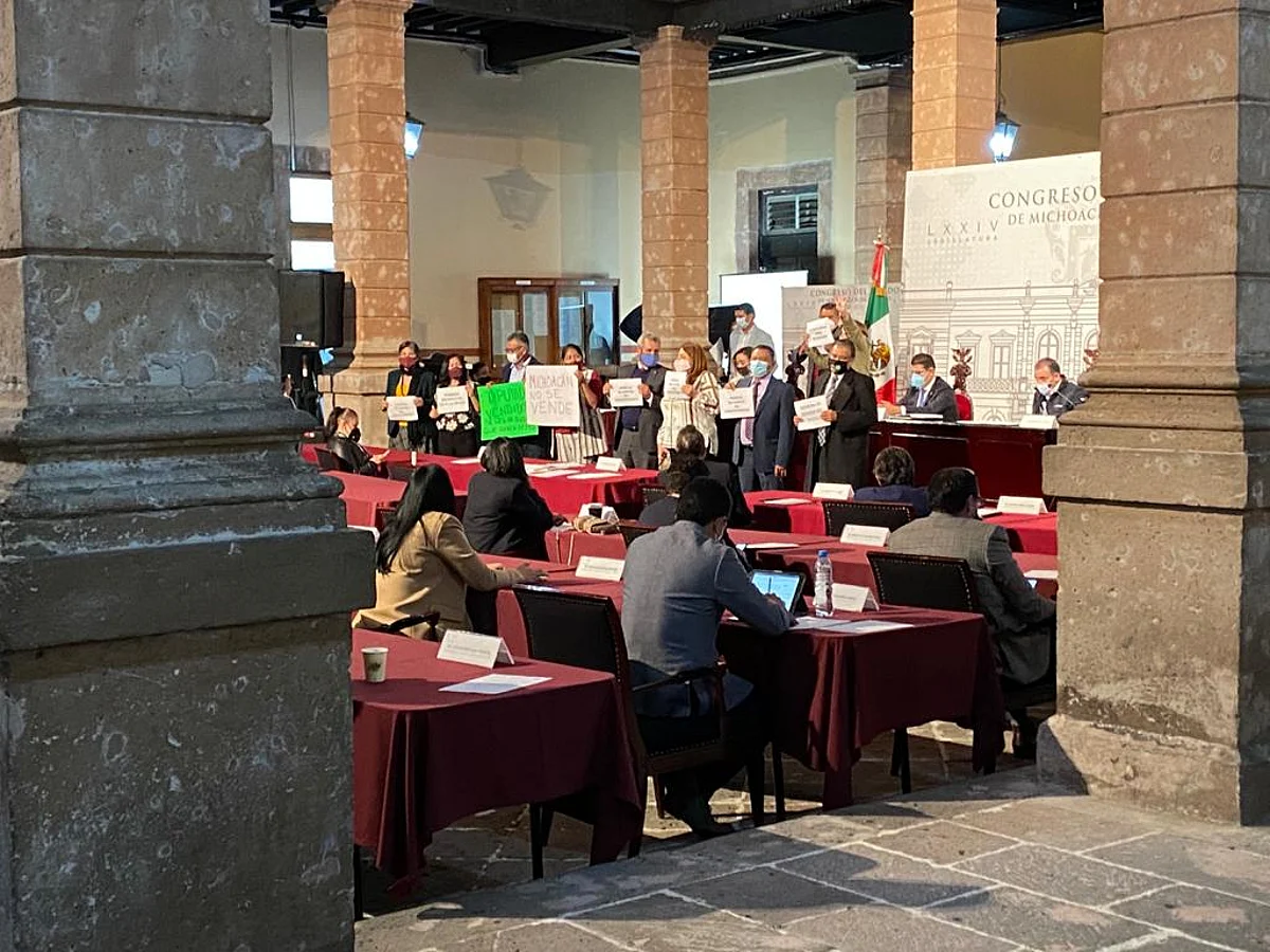 Diputados de Morena se manifestaron durante la sesión (Foto Cortesía)