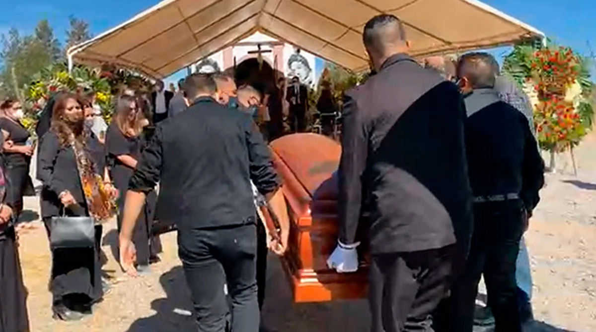 Estuvieron presentes sus familiares entre ellos Pepe Aguilar y su hija Ángela Aguilar (Fotograma: Pepe Aguilar)
