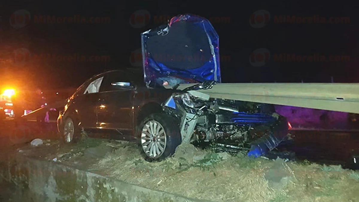 Michoacano se salva de milagro: atraviesa su auto con barra de contención