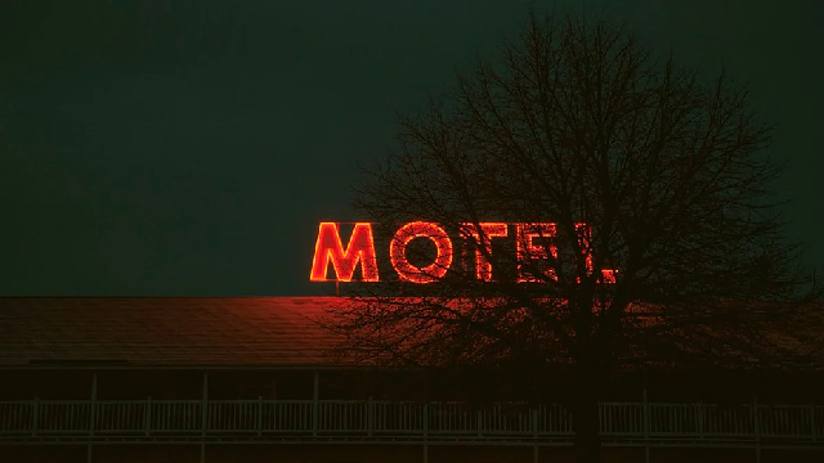 Mujer se esconde en techo de motel al ser descubierta con amante