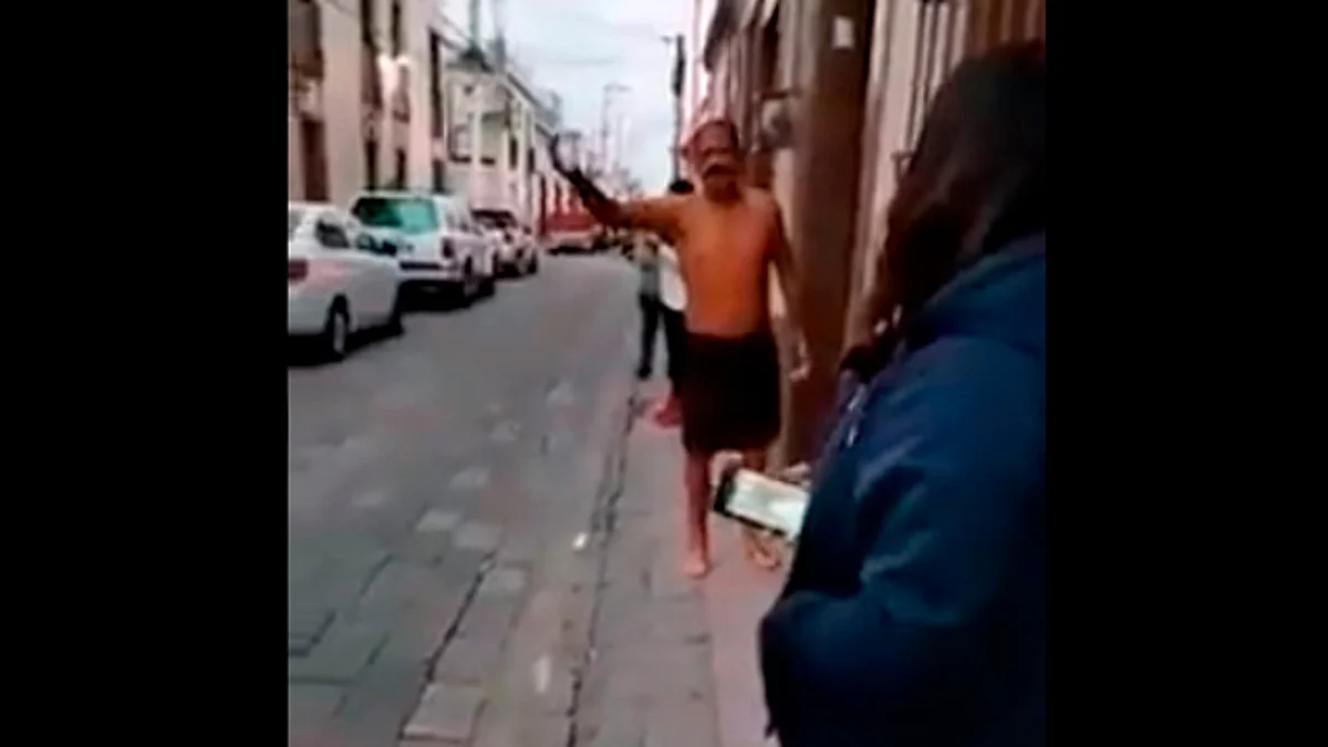 Que lo dejen dormir; hombre se enoja por fila afuera de su casa