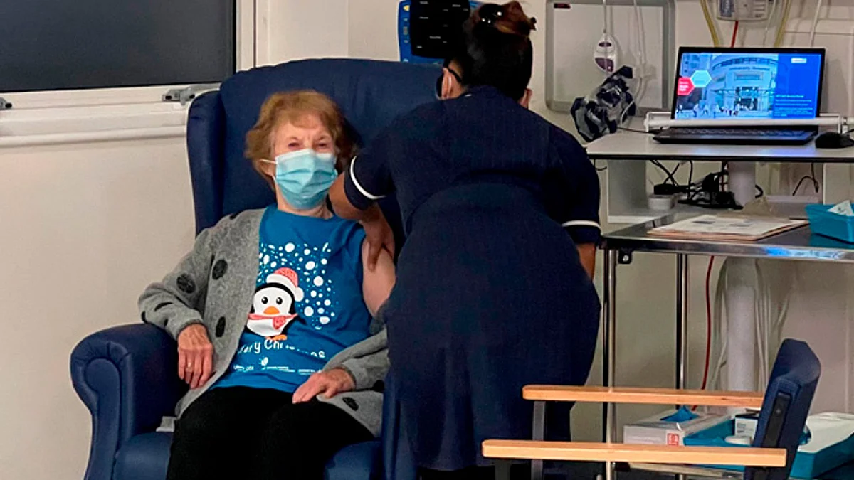Mujer de 90 años, la primera en el mundo en vacunarse contra Covid-19