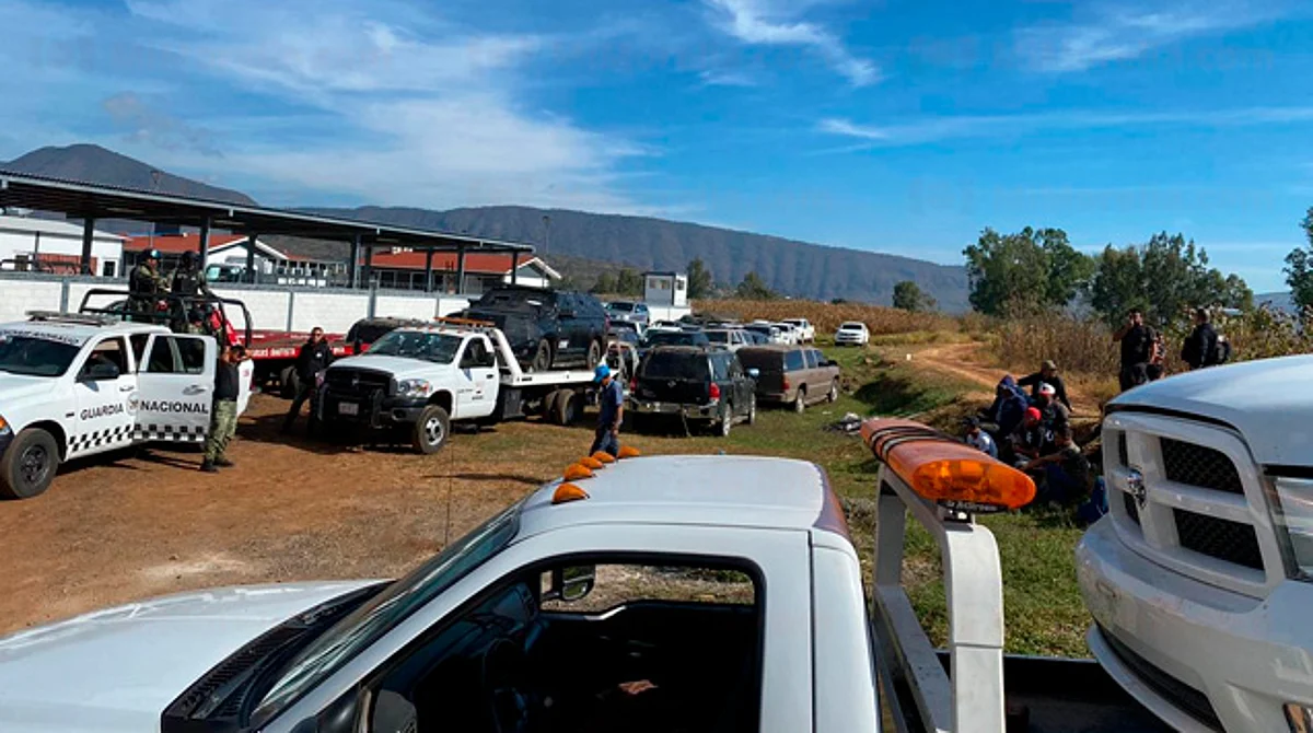 Participaba con su personal y la GN en el traslado de los 47 vehículos que fueron asegurados tras los enfrentamientos en Tocumbo, Tingüindín y Cotija (Foto: RED 113)
Participaba con su personal y la GN en el traslado de los 47 vehículos que fueron asegurados tras los enfrentamientos en Tocumbo, Tingüindín y Cotija (Foto: RED 113)